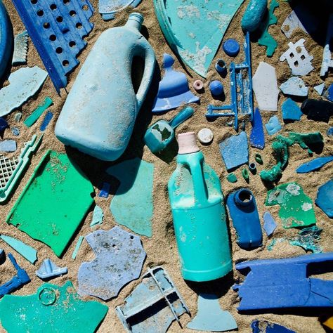 Plastic On The Beach, Ocean Clean Up, Beach Cleanup, Beach Pollution, Ocean Bottle, Surfrider Foundation, Plastic Beach, Green Marketing, Ocean Cleanup