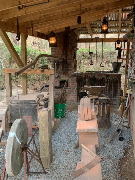 Home Blacksmith Forge, Blacksmith Shop Design, Blacksmith Shop Ideas, How To Build A Forge, Blacksmith Forge Fantasy Art, Simple Blacksmith Projects, Blacksmith Aesthetic, Forge Building, Blacksmithing Forge