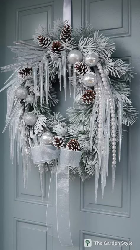 Winter White Wreaths, Wintwr Wreath, Christmas Ornament Wreath Ideas, Snowflake Wreath Ideas, January Wreaths For Front Door Winter, Winter Wreaths For Front Door Diy, White Christmas Wreath Ideas, Green Wreaths For Front Door, Winter Wreaths After Christmas