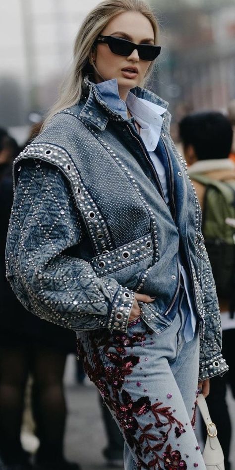 Street Fashion Show, Sewing Denim, Luxury Jeans, Studded Denim Jacket, Denim Jacket Outfit, Diy Jacket, Denim Inspiration, Studded Denim, Denim Trends