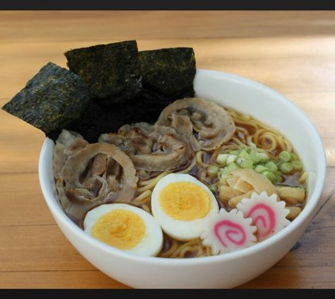 A large miso char siu ramen with naruto fishcake topping Naruto Ramen Recipe, Ramen Soup Recipes, Naruto And Boruto, Ichiraku Ramen, Homemade Ramen, Ramen Soup, Anime I, Ramen Recipes, Healthy Shopping