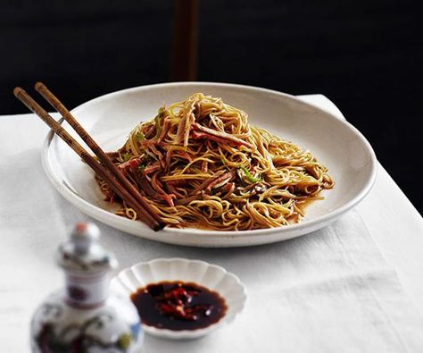 Australian Gourmet Traveller recipe for char siu pork with egg noodles from Flower Drum, Melbourne. Best Chinese Recipes, Stir Fry Noodles Recipe, Gua Bao, Recipes For Pork, Dinner Asian, Lo Mein Recipe, Char Siu Pork, Yum Cha, Cantonese Food