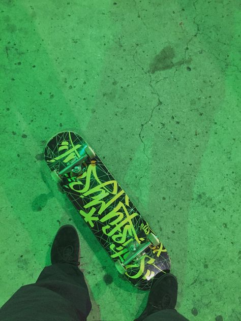 Neon Skater Aesthetic, Green Skateboard Aesthetic, Tmnt Oc, Skater Life, Green Skateboard, Skate Bord, Skateboard Designs, Skate 4, Chocolate Skateboards