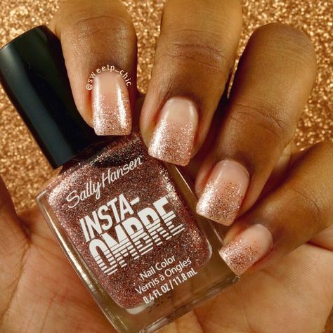 Rose Gold Glitter Ombre/Gradient Nail Art using Sally Hansen Insta Ombre in… Nails Rose Gold Glitter, Glaze Nails, Gel Powder Nails, Nails Rose Gold, Gold Glitter Nail Polish, Gold Glitter Ombre, Rose Gold Nail Polish, Nails Rose, Gel Nails French