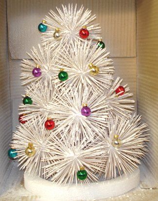 Toothpick tree-my mom had made one of these when I was little. Toothpick Crafts, Unusual Christmas Trees, Christmas Cake Pops, Sweet Gum, Christmas Tree Crafts, Crochet Christmas Ornaments, Christmas Memories, Christmas Memory, Crochet Christmas