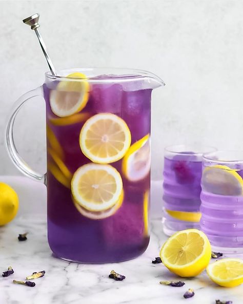 Lemon Infused Water, Butterfly Pea Tea, Butterfly Pea Flower Tea, Detox Smoothie Recipes, Infused Water Recipes, Dining Wall, Butterfly Pea Flower, Butterfly Pea, Pea Flower