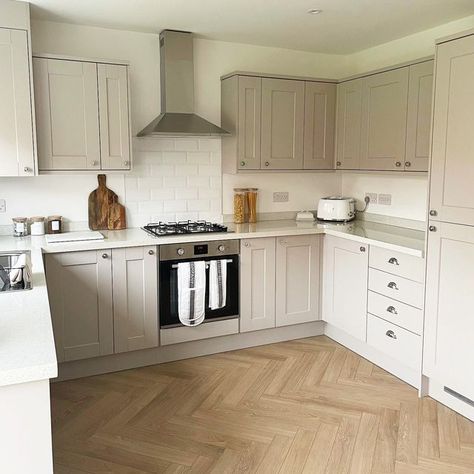 Mushroom Coloured Kitchen Cabinets, Fairford Pebble Kitchen Howdens, Howdens Fairford Pebble, White Counter Top Kitchen Ideas, Howdens Pebble Kitchen Shaker, Howdens Witney Pebble, Cashmere Colour Kitchen, Shaker Kitchen Diner, Close Kitchen Ideas