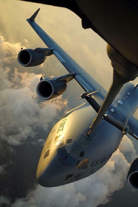 Airplane Pictures ✈️ on Twitter: "Incredible pic https://t.co/2Cn2Qjba0r" C 17 Globemaster, C17 Globemaster, C 17 Globemaster Iii, Airplane Pictures, Us Military Aircraft, Cargo Aircraft, Air Force Aircraft, Military Airplane, Aircraft Photos