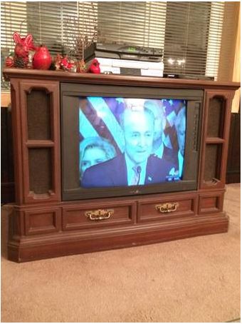 Zenith Console TV - $25 (Yonkers)  Zenith Console TV 25". A piece of Furniture. Works perfectly in great condition. Must move yourself and will need two people to do so...heavy. Old Tv Consoles, Castle Bed, Console Tv, Carved Wood Frame, House Restoration, Repurposed Items, Diy Makeover, Box Tv, Retro Tv