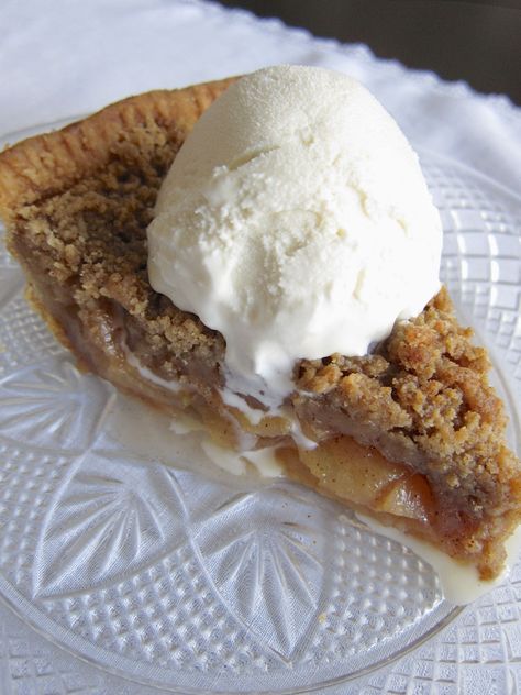 Deep Dish Apple Pie With French Crumb Topping – Dolly Put the Kettle On Cinnamon Crumble Topping, French Apple Pie, Deep Dish Apple Pie, Apple Crisp Pie, Flakey Pie Crust, Apple Crisp Cheesecake, Apple Crumble Pie, Crumble Pie, Buttery Pie Crust