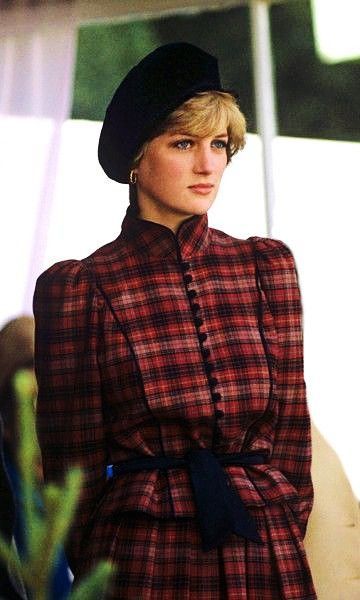 Prinz Charles, Princess Diana Fashion, Princess Diana Photos, Princess Diana Family, Princess Diana Pictures, Highland Games, Romantic Photos Couples, Princes Diana, Diana Fashion