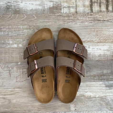 Birkenstock Birkibuc Arizona in Mocha Size 38/Women’s 7.5 Arizona Birkenstock Outfit, Birkenstock Mocha, Birkenstock Arizona Mocha, Mocha Birkenstock, Birkenstock Slippers, Arizona Birkenstock, Birkenstock Outfit, Makeover Bedroom, Fashion Things