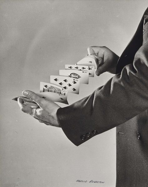 丰 — FANNING THE CARDS HAROLD EDGERTON // 1940 [gelatin... Frozen Motion Photography, Harold Edgerton, High Shutter Speed, Movement Photography, Shutter Speed Photography, High Speed Photography, Photography Assignments, Fast Shutter Speed, Motion Photography