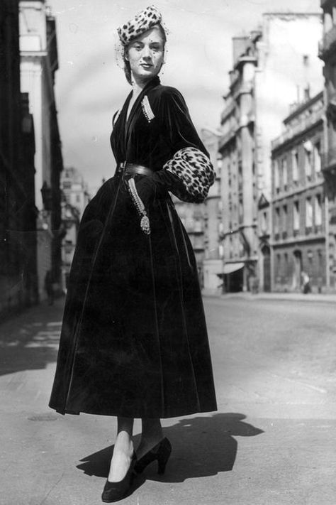 1947 Dior, Christian Dior New Look, Dior New Look, Dior Girl, 1950 Fashion, Vintage Fashion 1950s, Dior Dress, 20th Century Fashion, Fashion 1950s