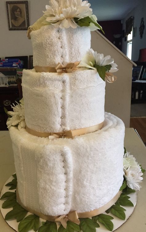 Bridal Shower Towel Cake, Wedding Shower Wrapping Ideas, Towel Cake Bridal Shower Diy, Bath Baskets, Basket Themes, Dekor Lamaran, Wedding Towel Cakes, Bridal Shower Champagne, Towel Cake