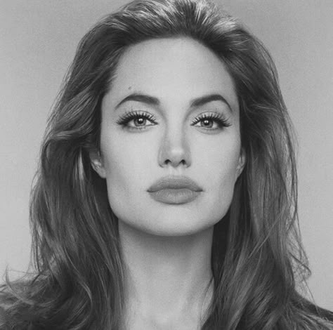 Young Angelina Jolie, Angelina Jolie Face, Angelina Jolie Young, Angelina Jolie 90s, Model Headshots, Celebrity Portraits Drawing, Headshots Women, Black And White Face, Actor Headshots