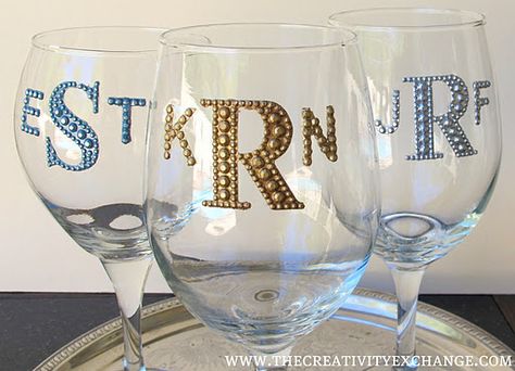 How to monogram wine glasses permanently with rhinestone letters and enamel metallic paint. The Creativity Exchange, Monogram Wine Glasses, Diy Wine Glasses, Diy Monogram, Glitter Glasses, Wine Glass Crafts, Wine Glass Art, Rhinestone Letters, Painted Wine Glasses