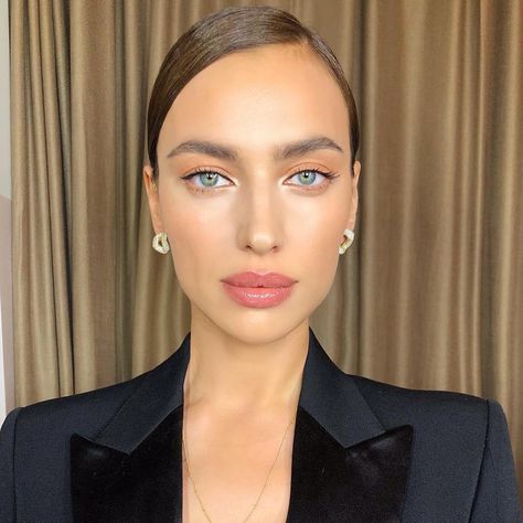 Simple Eyeshadow Looks, Makeup Tips To Look Younger, Irina Shayk Style, Sherilyn Fenn, Simple Eyeshadow, Best Makeup Tips, Celebrity Makeup Artist, Bradley Cooper, Irina Shayk