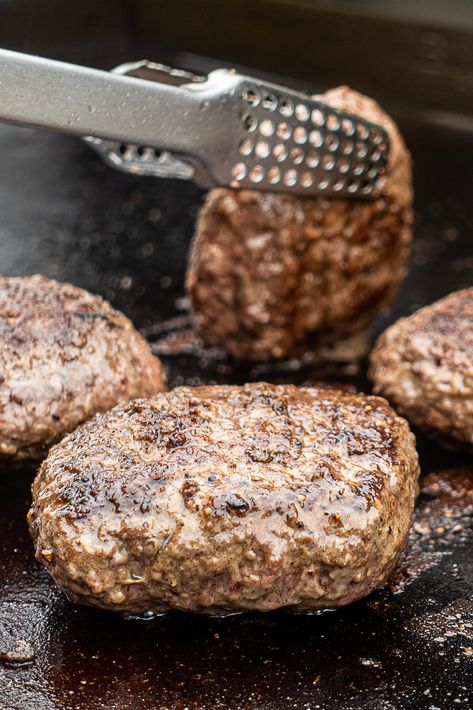 Closeup cooking Blackstone Burgers Half Pound Size Blackstone Burgers, Low Carb Blackstone, Burgers On The Blackstone, Veggie Burger Toppings, Homemade Burger Patties, Making Burger Patties, How To Cook Hamburgers, Grilled Burger Recipes, Fat Burger