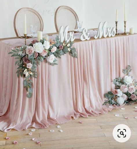 Rose Gold Bride And Groom Table, Wedding Couples Table Ideas, Pink Sweetheart Table Wedding, Wedding Main Table Decorations, Sage And Blush Wedding Decor, Bride Table Decoration, Main Table Wedding Decoration, Wedding Main Table Decor, Main Wedding Table Decor