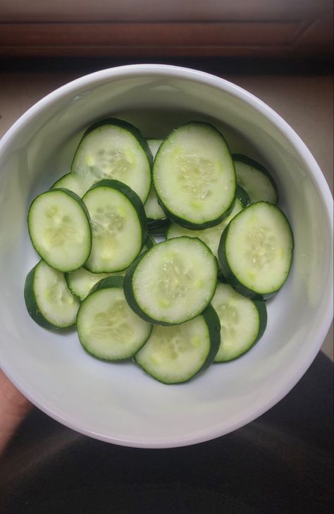 Cucumber Bowl, Loose Weight Meal Plan, Food Calories List, Low Cal Snacks, Healthy Bowl, Better Diet, Food Receipt, Healthy Food Motivation, Mouth Watering Food