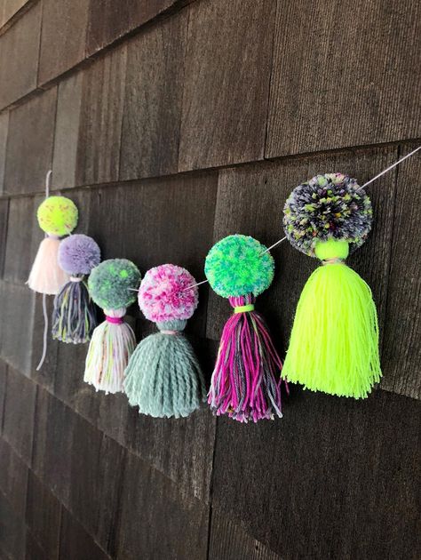 Pom Pom Tassel Tutorial from The Neon Tea Party – Fancy Tiger Crafts Floss Crafts, Tassel Tutorial, Embroidery Floss Crafts, Pom Pom Tutorial, Diy Tassel Garland, Tassels Tutorials, Tissue Paper Tassel, How To Make Tassels, Tiger Crafts