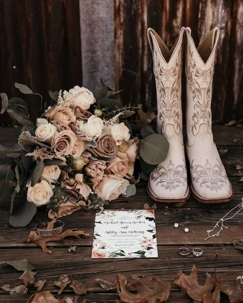 Country Wedding Ring, Wild West Wedding, Farm Wedding Dresses, Country Wedding Pictures, Country Western Wedding, Country Wedding Photos, Western Themed Wedding, Cowgirl Wedding, Country Style Wedding