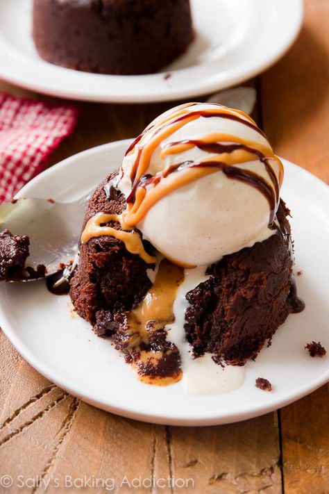 Peanut Butter Chocolate Lava Cakes | 12 Times Peanut Butter And Chocolate Were Made For Each Other Peanut Butter Lava Cake, Chocolate Lava Cakes, Lava Cake Recipe, Chocolate Lava Cake Recipe, Lava Cake Recipes, Warm Desserts, Quick Dessert Recipes, Molten Lava Cakes, Sally's Baking