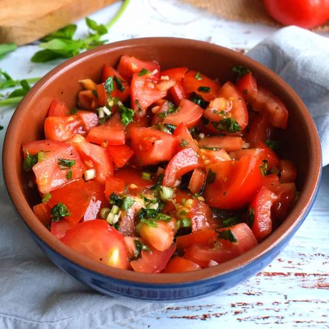 German Tomato Salad, Tomato Salad Recipes Simple, German Salads, German Things, Balsamic Vinegar Dressing, German Dishes, Rye Bread Recipes, Tomato Salad Recipes, Basil Recipes