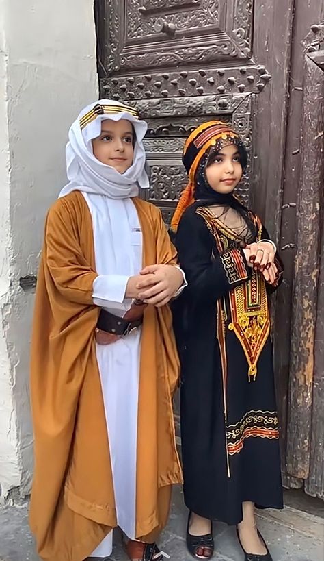 Saudi Arabian Traditional Clothing, Saudi Arabia Culture Traditional Dresses, Iraq Traditional Clothing, Arabic Traditional Clothing, Arab Traditional Clothing, Saudi Arabia Costume, Saudi Traditional Clothing, Saudi Clothing, Saudi Arabia Clothing