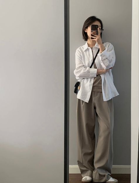 Korean Style Women Casual, Relaxed College Outfits, Relax Outfits Women, Normcore Women, Korean Women Outfits, Minimalism Style Outfits, Korean Street Style Women, Korean Casual Outfits Women, Relaxed Outfits Women