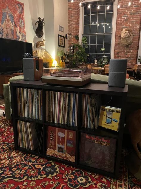 Vinyl Corner Ideas, Vinyl Setup Aesthetic, Vinyl Record Setup, Vinyl Room Aesthetic, Vinyl Setup Ideas, Vinyl Storage Ideas, Vinyl Setup, Vinyl Hanging, Vinyl Record Organization