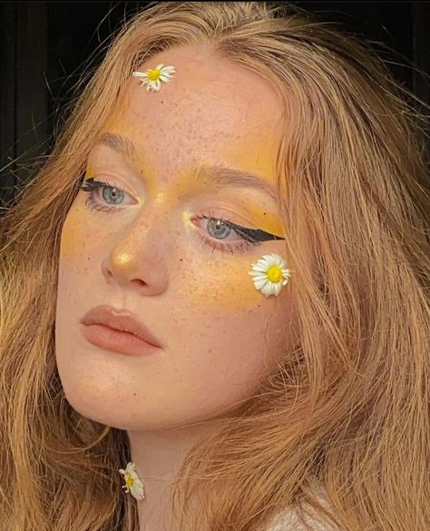 Yellow Fairy Costume, Daisy Costume Flower, Eyeshadow Photoshoot, Yellow Eyeshadow Palette, Fairy Eye Makeup, Applying Eyeshadow, Yellow Makeup, Play Makeup, Yellow Eyeshadow