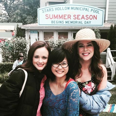 Awhhhh♡︎ #laurengraham #alexisbledel #keikoagena #gilmoregirls #gilmoregirlsayearinthelife #lorelaigilmore #rorygilmore #lanekim #actress… Gilmore Girls Cast, Keiko Agena, Gilmore Girls Fan, Team Logan, Gilmore Girl, Alexis Bledel, Lauren Graham, Lorelai Gilmore, Stars Hollow