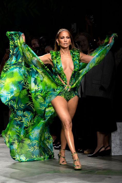 Jennifer Lopez Versace Dress, Jlo Dress, Jungle Dress, Androgynous Models, Versace Spring, Versace Dress, Donatella Versace, Runway Trends, Spring Fashion Trends