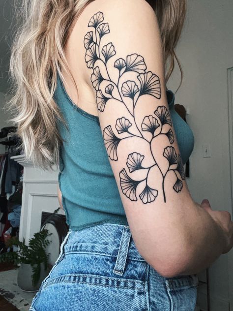 Womens Tattoos, Plant Tattoos, Vintage Flower Tattoo, Traditional Tattoo Flowers, Fern Tattoo, Traditional Tattoo Designs, Maidenhair Fern, Handpoke Tattoo, Flower Tattoo Arm