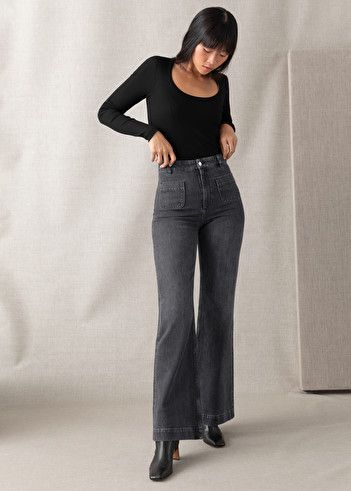 Flared High Rise Jeans - Dark Grey - Flared - & Other Stories Black Longsleeves Outfit, Dark High Waisted Jeans, Longsleeves Outfit, Grey Jeans Outfit, High Waisted Jeans Outfit, Flare Jeans Outfit, Dark Grey Jeans, Womens Flare Jeans, Classic Style Outfits