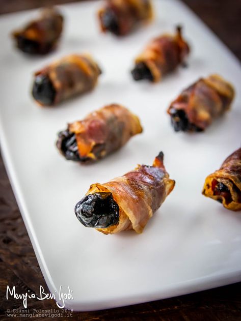 Involtini di prugne e pancetta alla griglia (o alla piastra) | Mangia Bevi Godi - Blog di cucina e ricette Devils On Horseback, Pub Snack, Bacon Wrapped Dates, Raw Pumpkin Seeds, Crowd Pleasing Appetizers, On Horseback, Finger Food Appetizers, Serious Eats, Starters Recipes