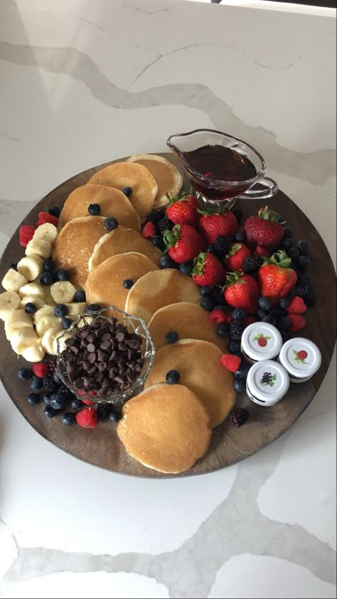 Cute Brakefast Ideas, Breakfast Food Pictures, Boyfriend Birthday Breakfast Ideas, Pancake Breakfast Board, Breakfast Ideas For Cafe, Pretty Breakfast Aesthetic, Birthday Breakfast Ideas For Him Husband, Cute Birthday Breakfast Ideas, Breakfast Set Up Ideas At Home