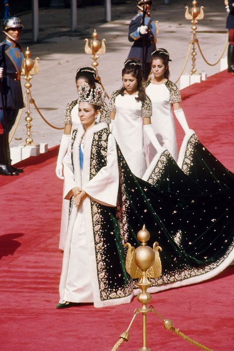 Empress Farah, Pahlavi Dynasty, Persian Women, Farah Diba, The Shah Of Iran, Iran Culture, Royal Family Fashion, Woman In Suit, Persian Fashion