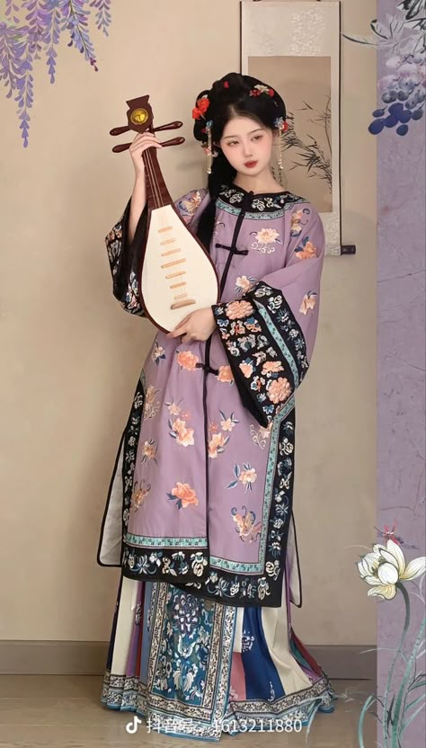 Qing Dynasty Clothing Woman, Qing Dynasty Hanfu, Aesthetic Hanfu, China Traditional Clothes, Hanfu Aesthetic, Traditional Chinese Fashion, Hanfu Tang Dynasty, Ming Dynasty Clothing, Imperial Clothing