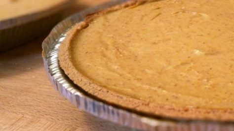 This cheesecake makes a dramatic presentation with its two layers of white and pumpkin. It's easy to make, too, by using a prepared graham cracker crust. Pumpkin Fluff Pie, Double Layer Pumpkin Cheesecake, Pie No Bake, Layered Pumpkin Cheesecake, Layer Cheesecake, Pumpkin Fluff, No Bake Pumpkin, Coconut Dessert, Easy Holiday Desserts