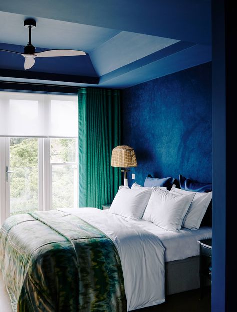 Jewel Toned Bedroom Decor, Bedroom Decor Blue, Colorful Bedroom Decor, Contemporary Bedrooms, Colored Ceiling, Interior Colour, Contemporary Bedroom Decor, London House, Brown Walls