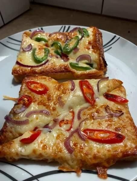 Naan Bread Pizza, Air Fryer Pizza, Pizza Toast, Garlic Bread Pizza, Toast Pizza, Bread Pizza, Naan Bread, Easy Pizza, Pizza Delivery