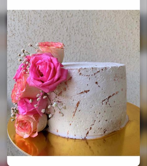 Pineapple cake, roses, pink roses , roses on cake, flowers on cake Roses On Cake, Flowers On Cake, Cake Roses, Pineapple Cake, Cake Flowers, Roses Pink, Rose Cake, Birthday Cake Decorating, Cream Cake