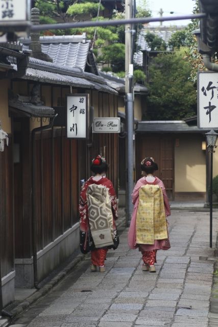 Gion: Traditional Geisha District in Kyoto - Japan Web Magazine Gion District Kyoto, Traditional Geisha, Yasaka Shrine, Green Tea Dessert, Japan Geisha, Korea Trip, Best Green Tea, Entertainment District, Korea Travel