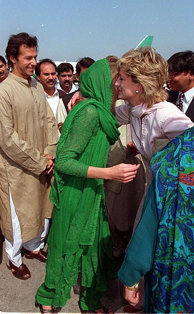 Hasnat Khan, Jemima Khan, Imran Khan Cricketer, Jemima Goldsmith, Aura Wallpapers, Charlize Theron Style, Imran Khan Photos, Princess Diana Dresses, Imran Khan Pakistan