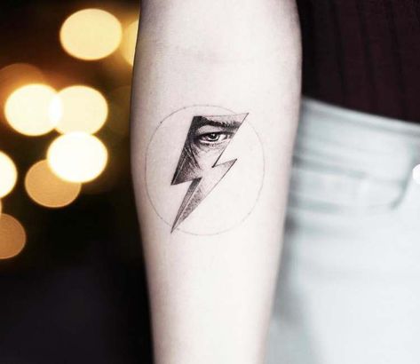 Tattoo photo - David Bowie tattoo by Alessandro Capozzi Bowie Tattoo Ideas, David Bowie Tattoo Ideas, Ziggy Stardust Tattoo, Steve Butcher Tattoo, David Bowie Tattoo, Italian Minimalism, Italy Tattoo, Gallery Tattoo, One Line Tattoo