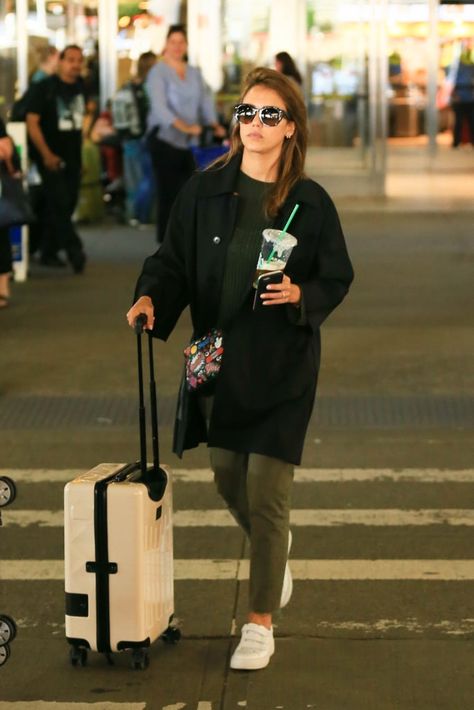 Jessica Alba Travel Style Long Plane Ride, Jessica Alba Casual, Jessica Alba Outfit, Celebrity Airport Style, Jessica Alba Style, Airport Outfits, Plane Ride, Celebrity Look Alike, Moda Chic