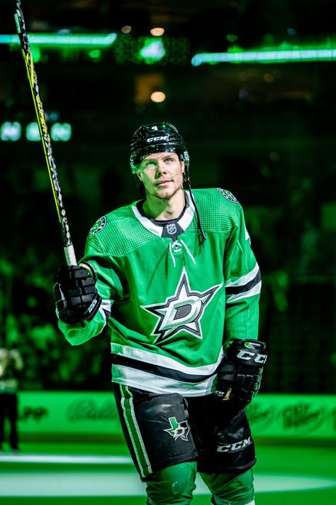 Dallas Stars Aesthetic, Dallas Stars Wallpapers, Miro Heiskanen, Hockey Tattoo, Best Uniforms, Dallas Stars Hockey, Hockey Guys, Hockey Boards, Cowboy Pictures